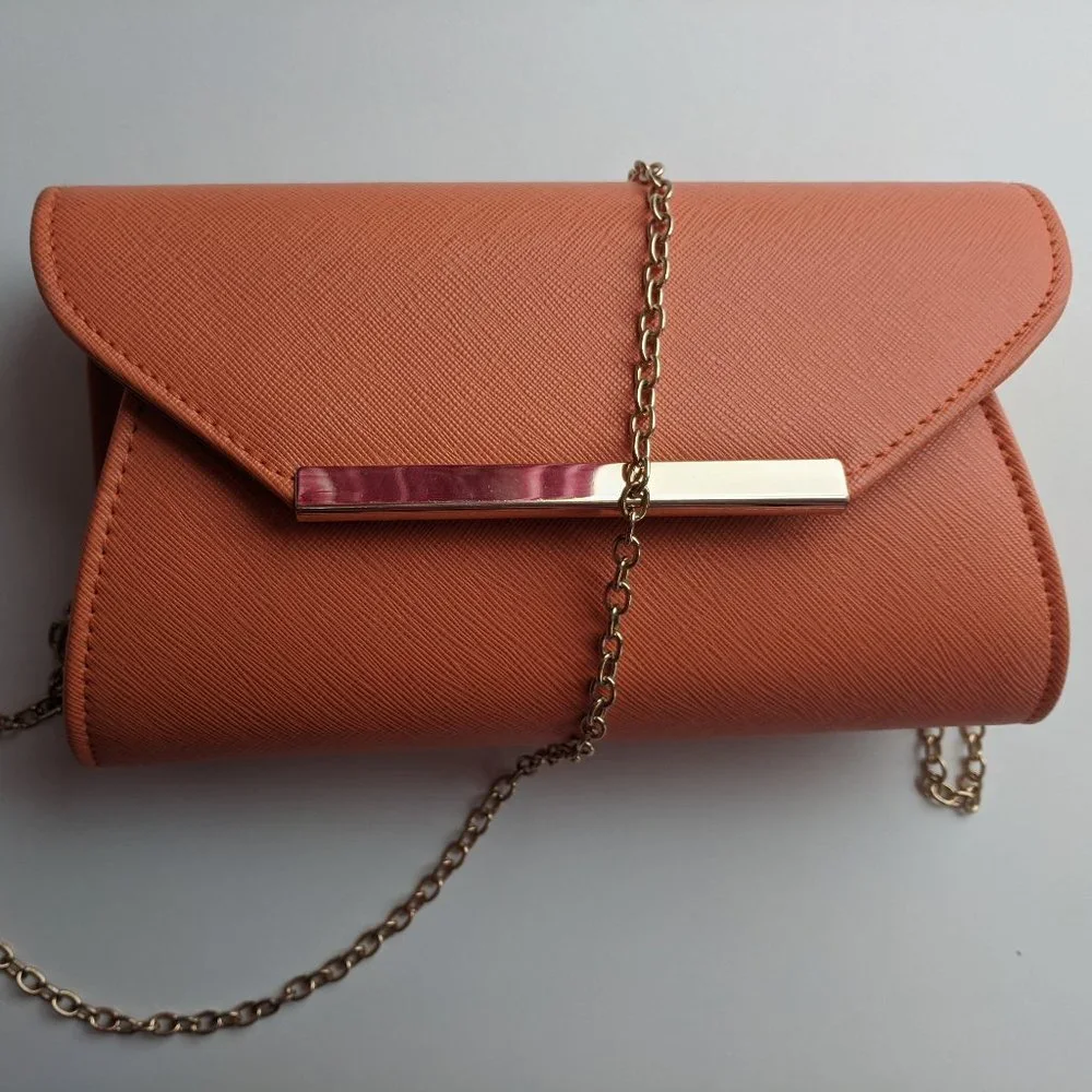 NWOT COLLETTE CLUTCH BAG - Picture 3 of 9